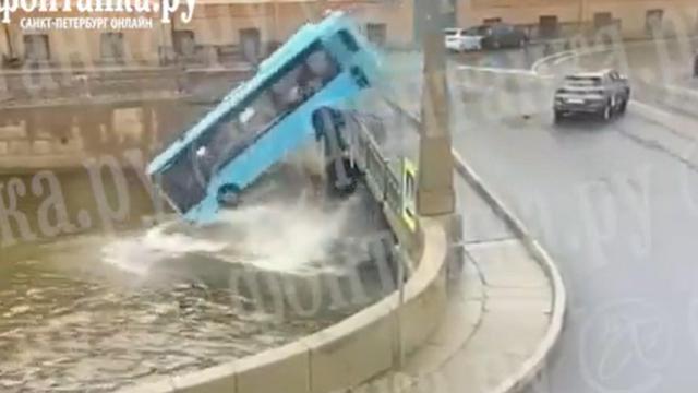 El autobús precipitándose a un río en San Petersburgo.