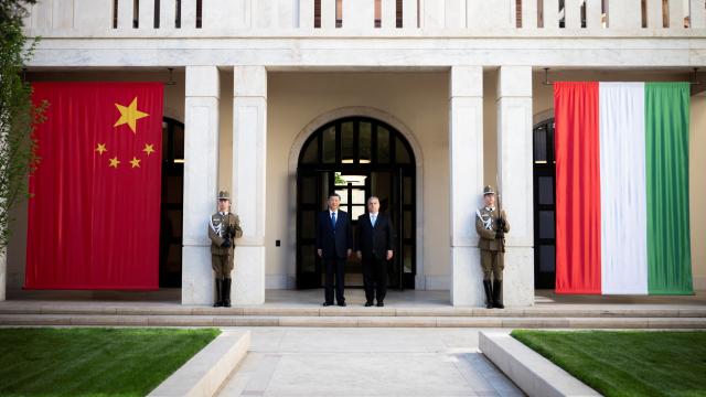 El primer ministro húngaro, Viktor Orban, y el presidente chino, Xi Jinping, posan para una foto en el Monasterio de las Carmelitas de Budapest.