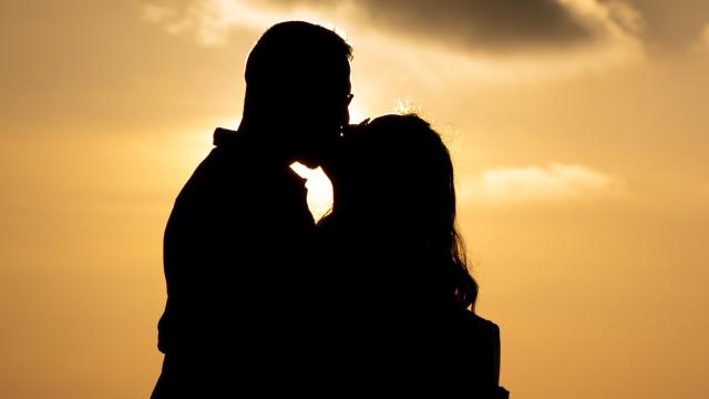 Una pareja besándose.