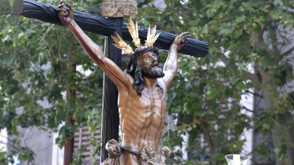 El Cachorro, sobre su paso en una jornada de Viernes Santo.
