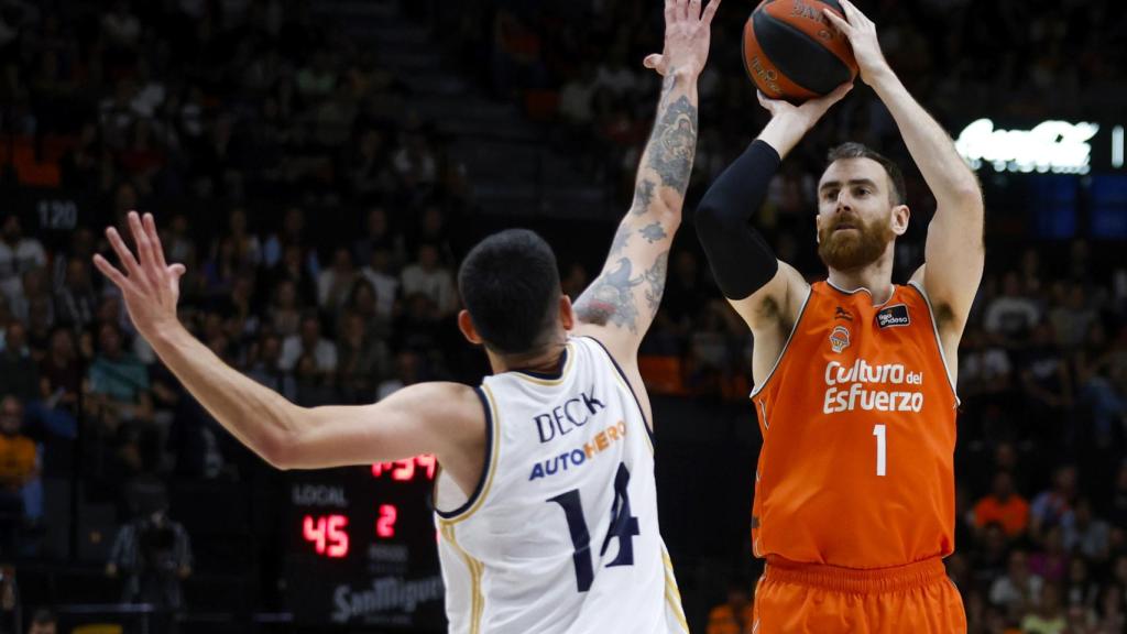 Víctor Claver se eleva para lanzar.