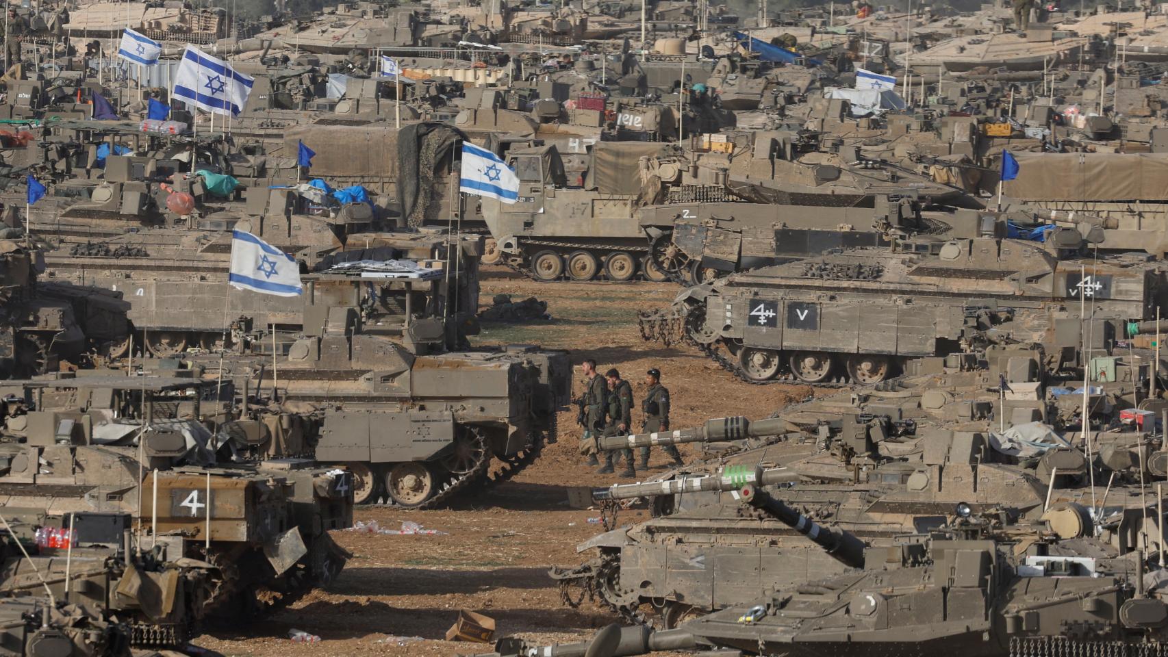 Decenas de tanques israelíes cerca de la Franja de Gaza.