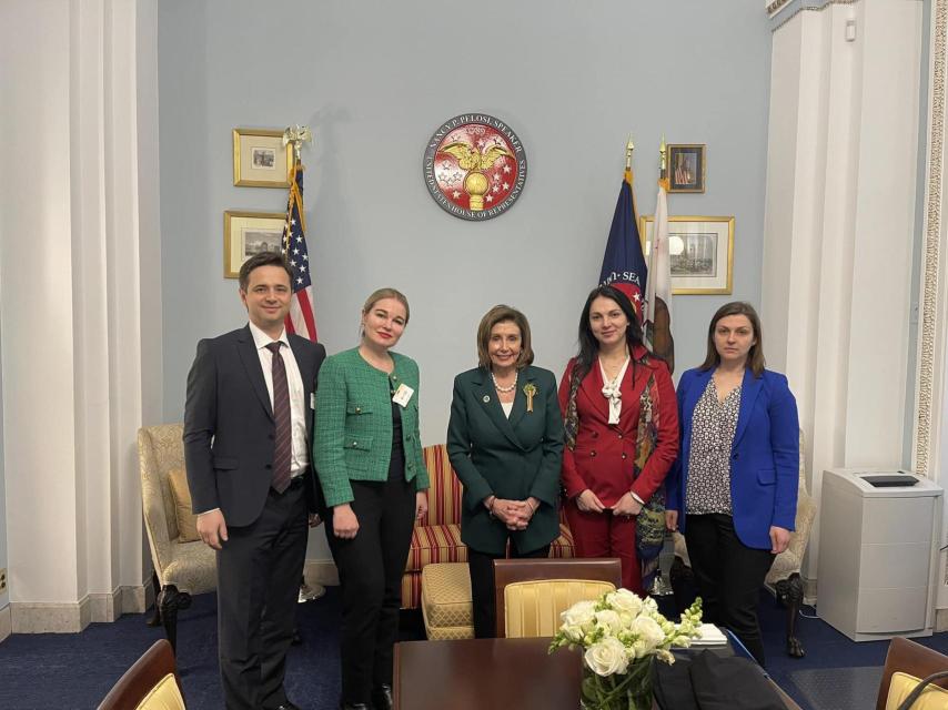Olena Halushka, a la derecha, en la recepción de la presidenta de la Cámara de Representantes de los Estados Unidos, Nancy Pelosi.