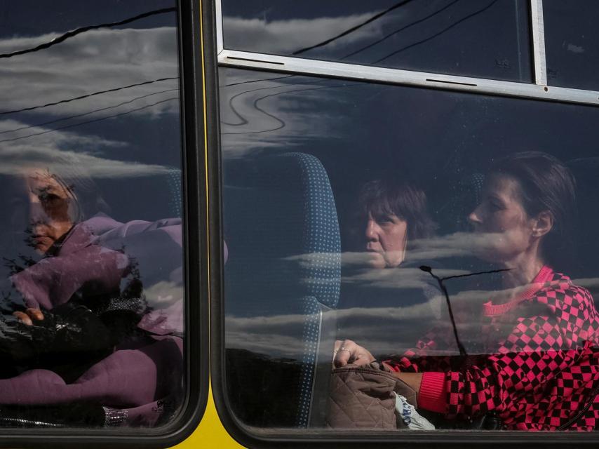 Los vecinos de Vovchansk, en el óblast de Járkiv, son evacuados debido a los bombardeos rusos.