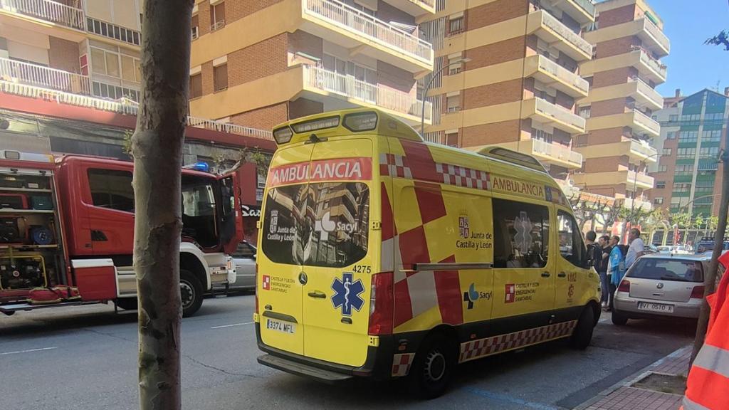 Una ambulancia de Sacyl traslada al varón afectado por humo
