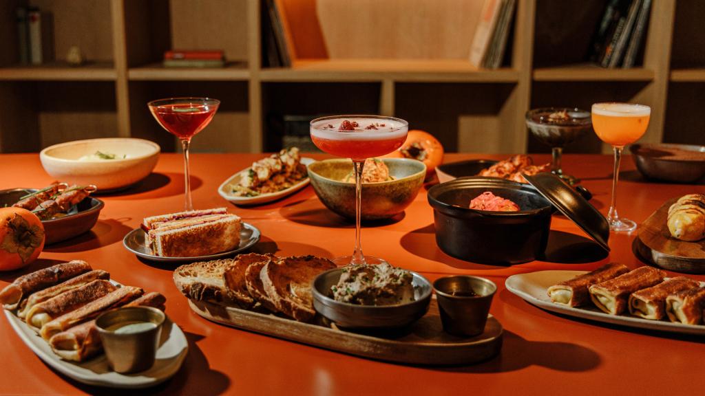 Cocktails y platos de Persimmon's.