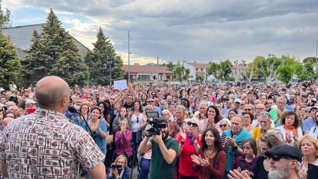 El actor Pepe Viyuela leyendo el manifiesto ante una plaza repleta de gente.