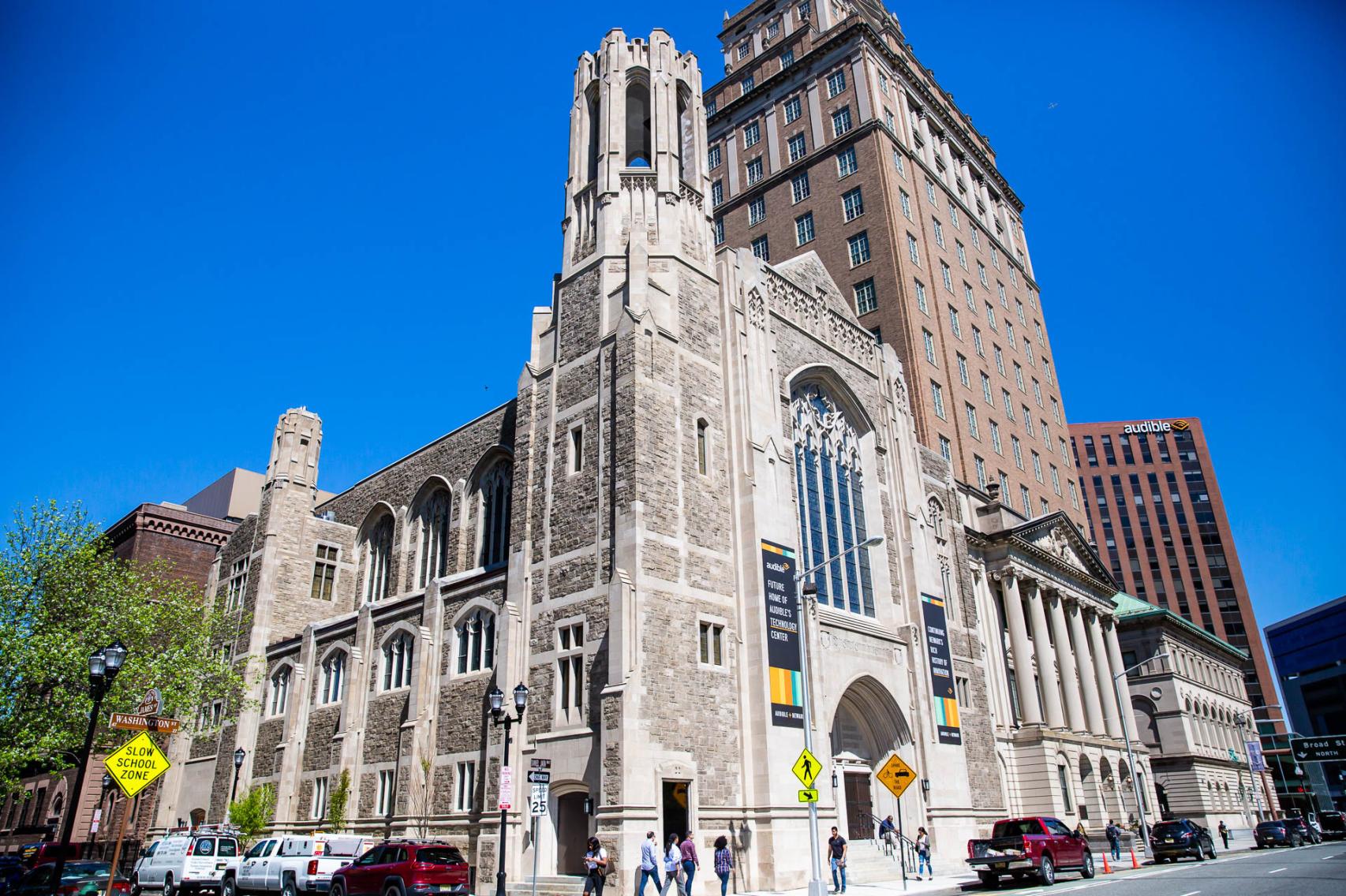 Vista exterior de la iglesia de 1932 convertida en oficinas de Audible, en Newark (Nueva Jersey, EE. UU.)