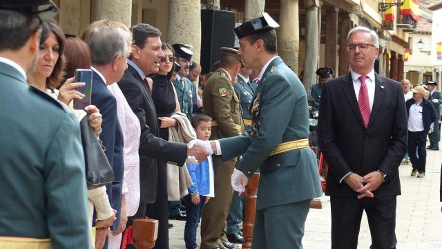 El consejero de Economía y Hacienda y portavoz, Carlos Fernández Carriedo, asiste al acto institucional del 180 aniversario de la Fundación Guardia Civil, en la imagen recibe el saludo del Teniente Coronel Rafael Campos, jefe de la Comandancia de Palencia, junto al subdelegado del Gobierno, Ángel Miguel(D)