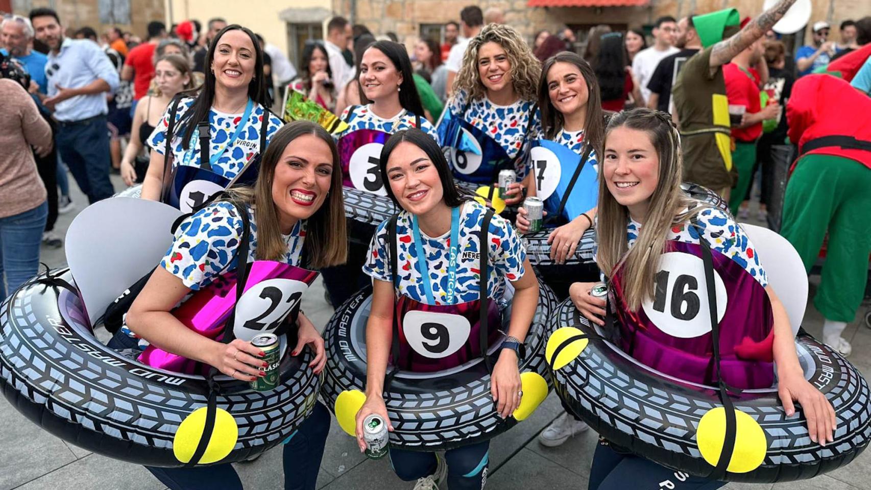 Vistoso y animado desfile de peñas de las fiestas de Villamayor