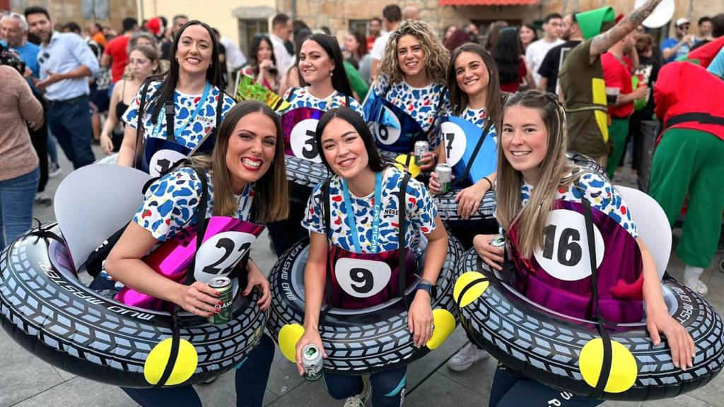 Vistoso y animado desfile de peñas de las fiestas de Villamayor