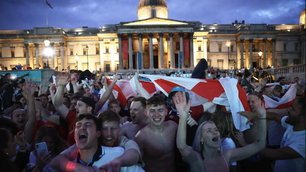 Aficionados ingleses en Trafalgar Square (Londres) durante la Eurocopa 2020