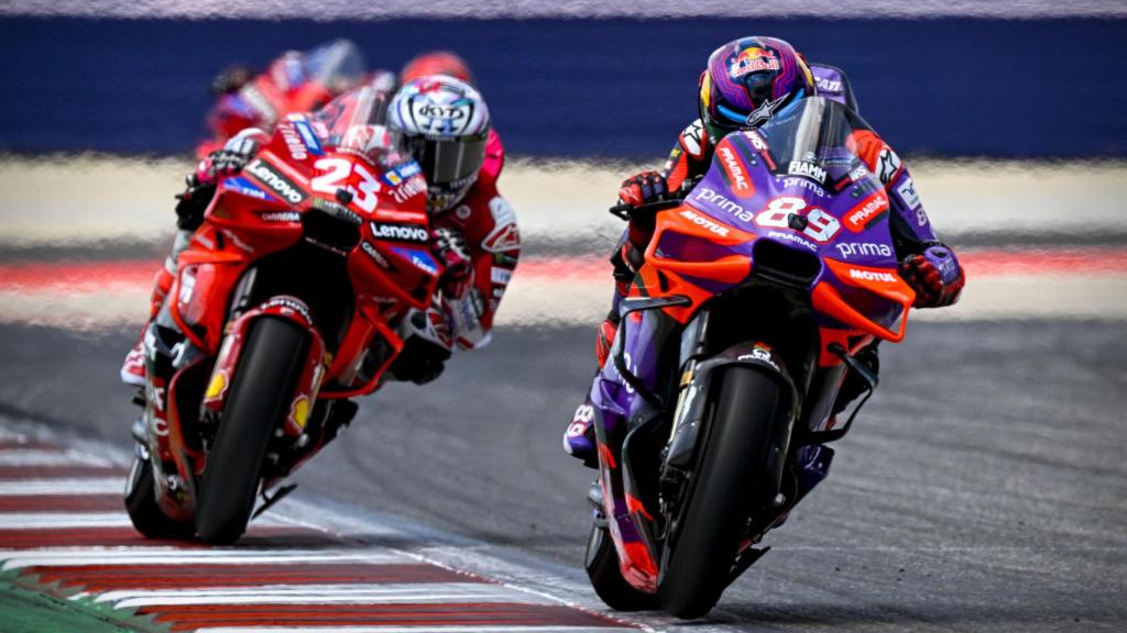 Jorge Martín, delante de Enea Bastianini