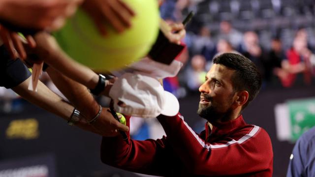 Djokovic firma autógrafos en Roma.