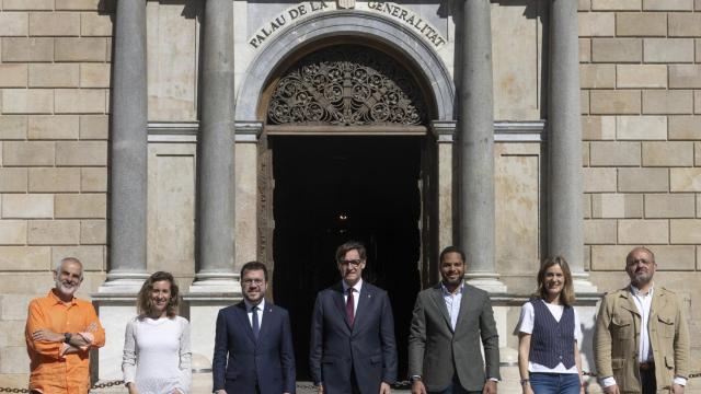 Los candidatos catalanes, salvo Carles Puigdemont, reunidos en una foto de familia este sábado.