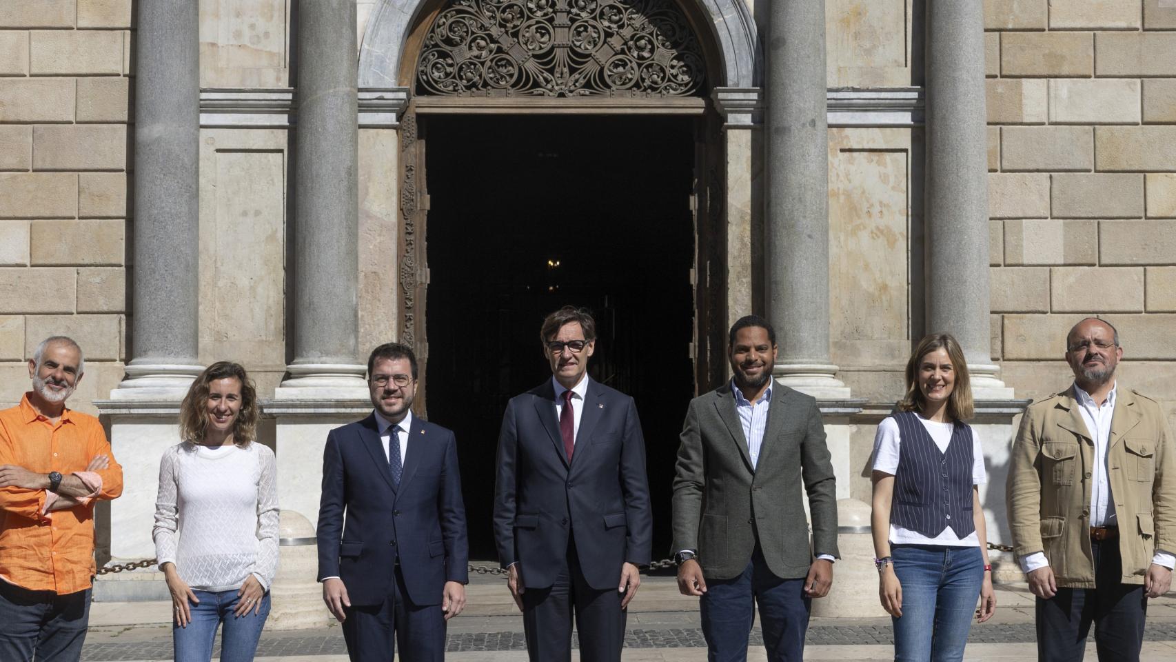 Los candidatos catalanes, salvo Carles Puigdemont, reunidos en una foto de familia este sábado.