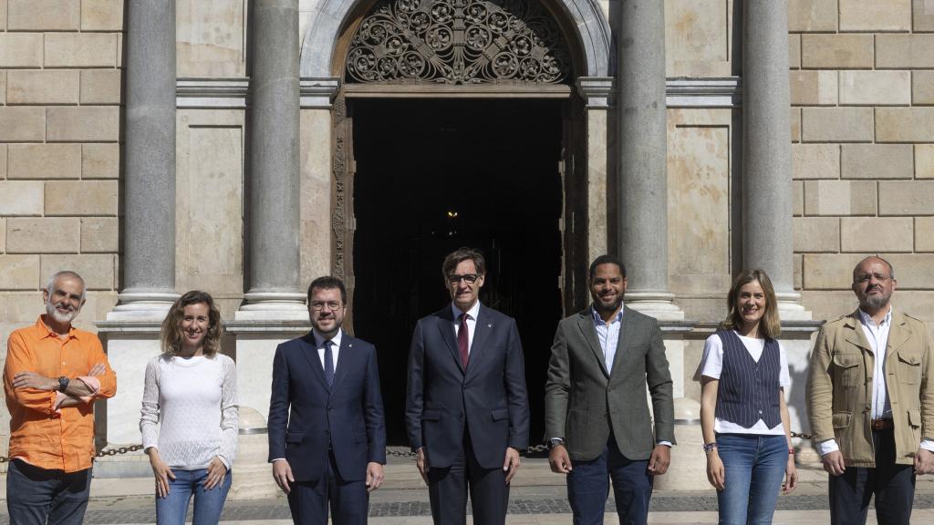 Los candidatos catalanes, salvo Carles Puigdemont, reunidos en una foto de familia este sábado.
