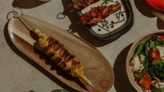 La coctelería con los platos georgianos más originales: khachapuri enrollado y vino naranja