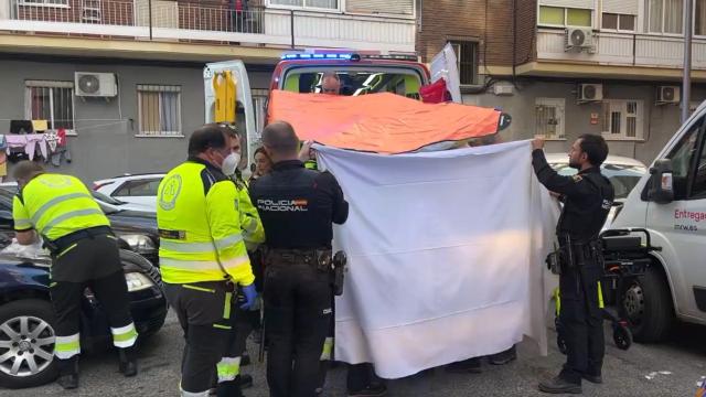 Servicios de Emergencia y agentes de policía atendiendo al herido.