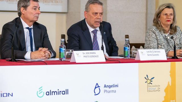 El conselleiro de Sanidade, Antonio Gómez Caamaño, acompañado de la hasta ahora gerente del área de Santiago, Eloína Núñez