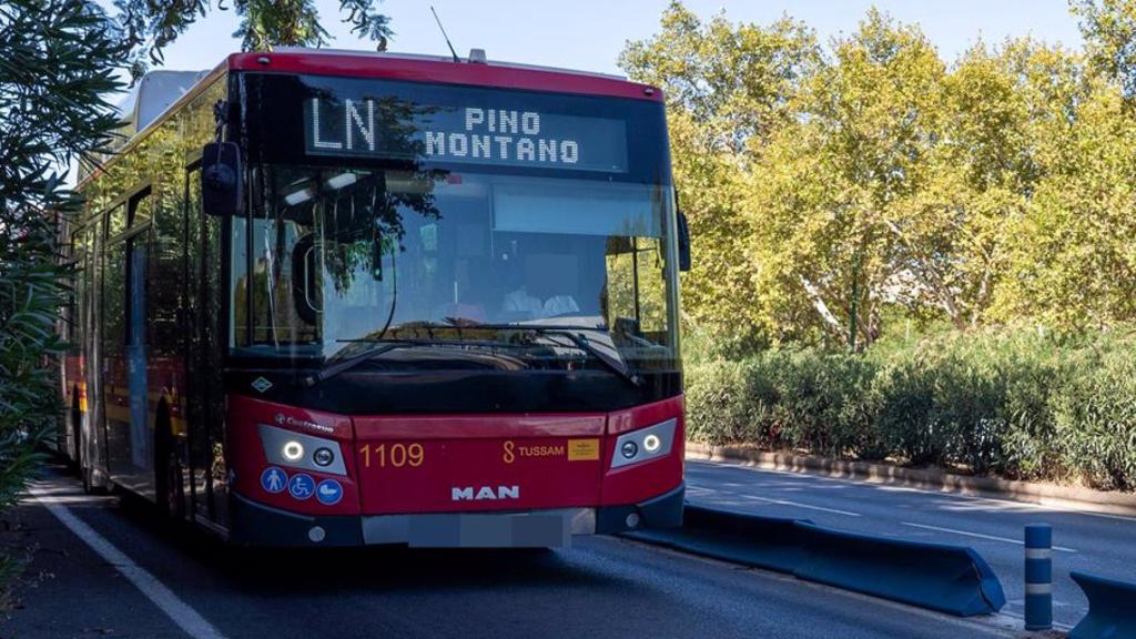 Autobús de Tussam en una imagen de archivo.