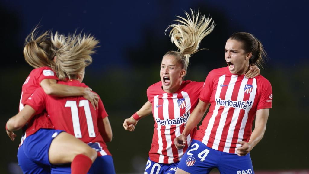 Las jugadoras del Atlético de Madrid celebran un gol frente al Real Madrid.