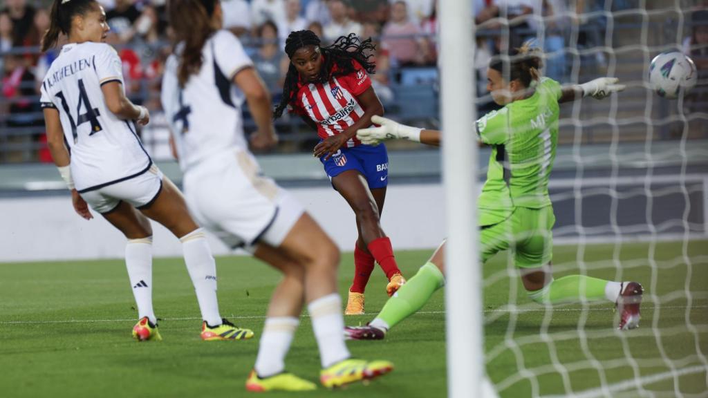 Ludmila, del Atlético, dispara ante la presencia de Misa.