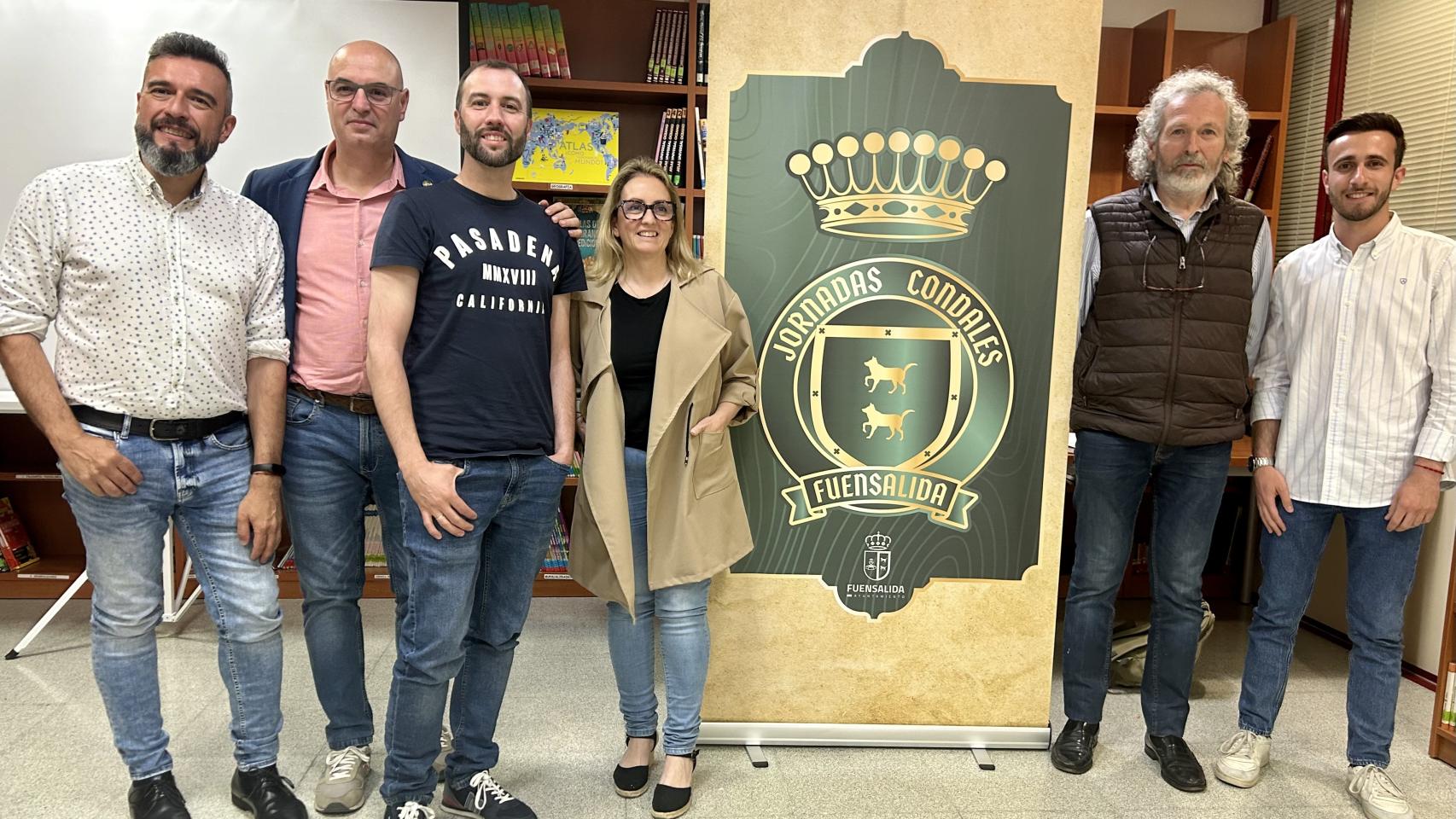 Autoridades junto al cartel con la nueva imagen de las Jornadas Condales de Fuensalida.