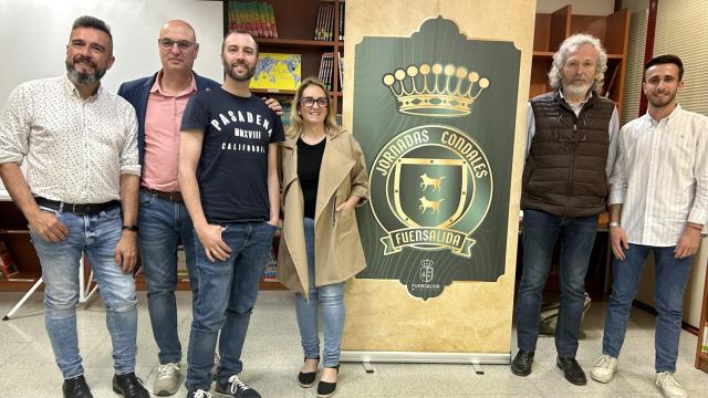 Autoridades junto al cartel con la nueva imagen de las Jornadas Condales de Fuensalida.