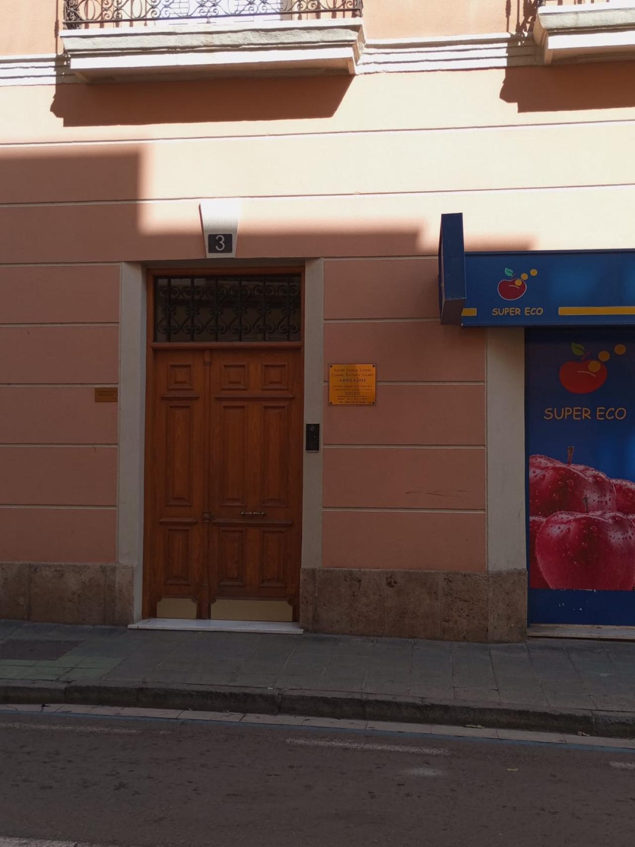 El edificio del casco histórico de Almería donde convivían padre e hijo.