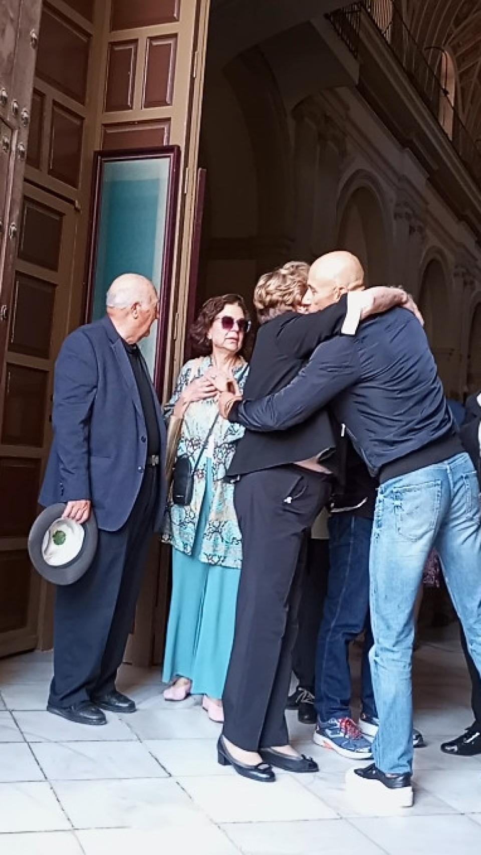 Los asistentes a la misa funeral del abogado se mostraron muy afectados por su pérdida.