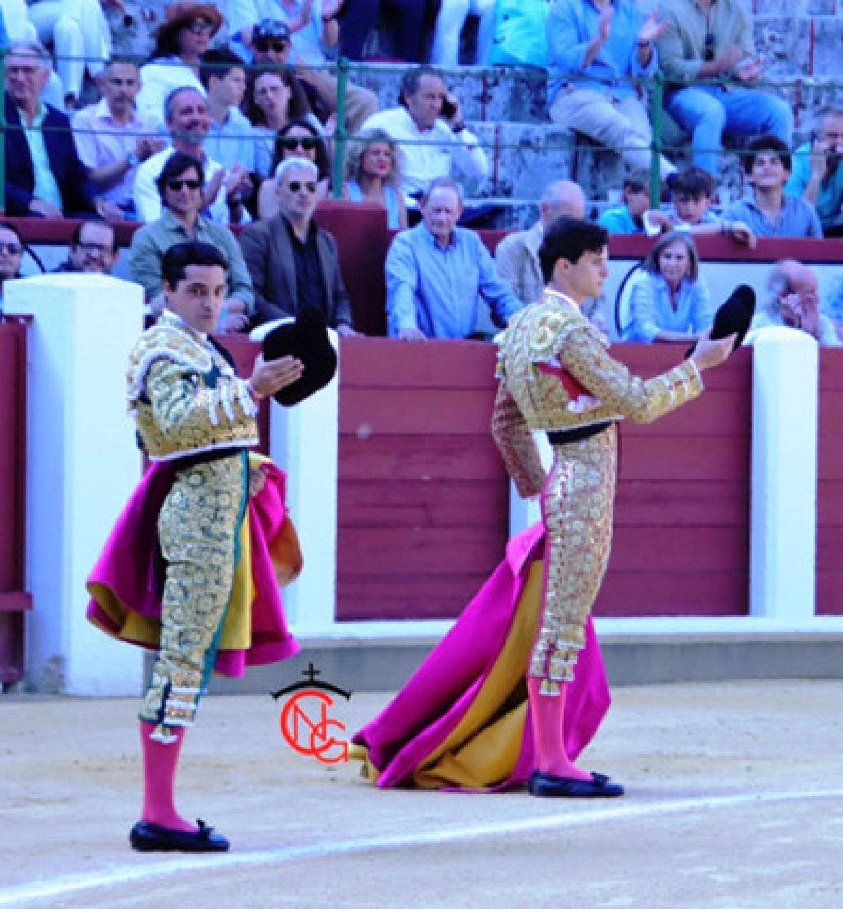 Los dos novilleros salieron a saludar al tercio ante la petición del público