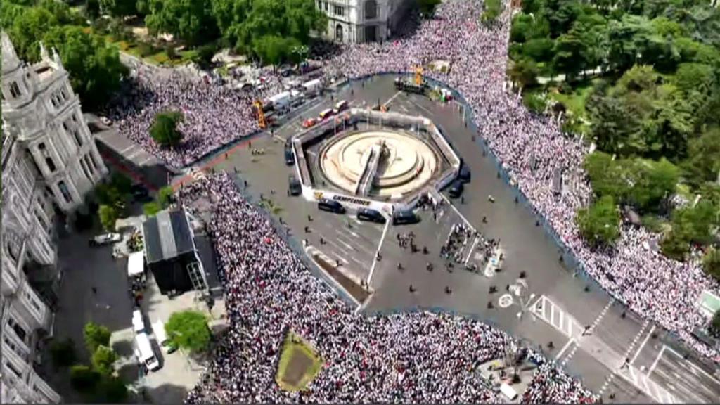 La Plaza de Cibeles llena de aficionados madridistas.