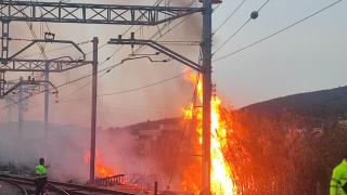 Incendio en las vías de Rodalies tras el robo de cobre.