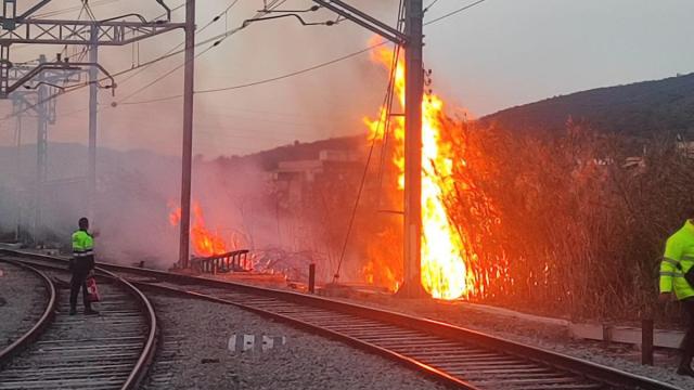 Incendio en las vías de Rodalies tras el robo de cobre.