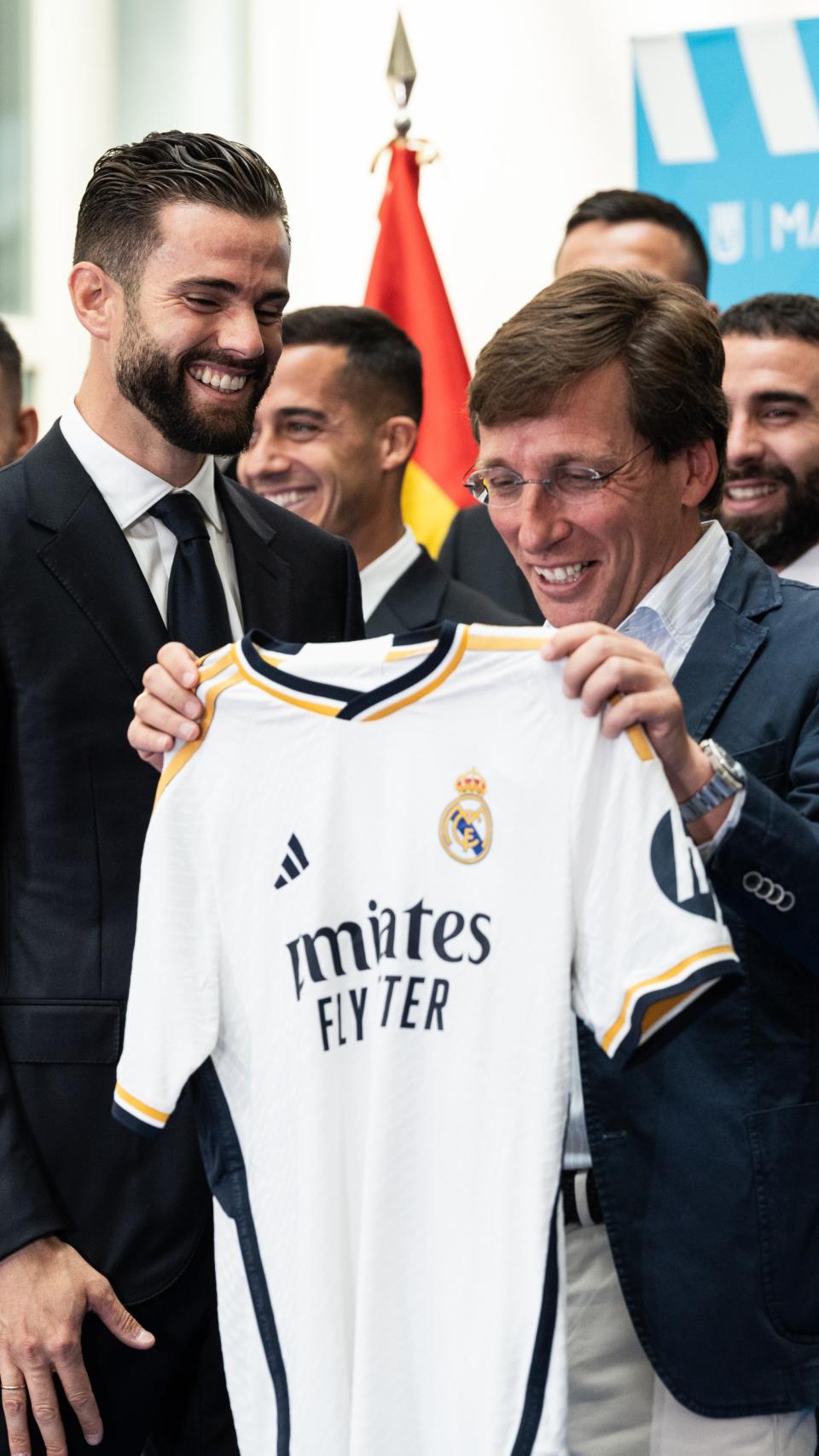 José Luis Martínez-Almeida, mostrando la camiseta del Real Madrid.
