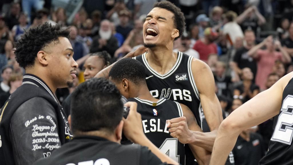 Victor Wembanyama, celebra una acción con los Spurs