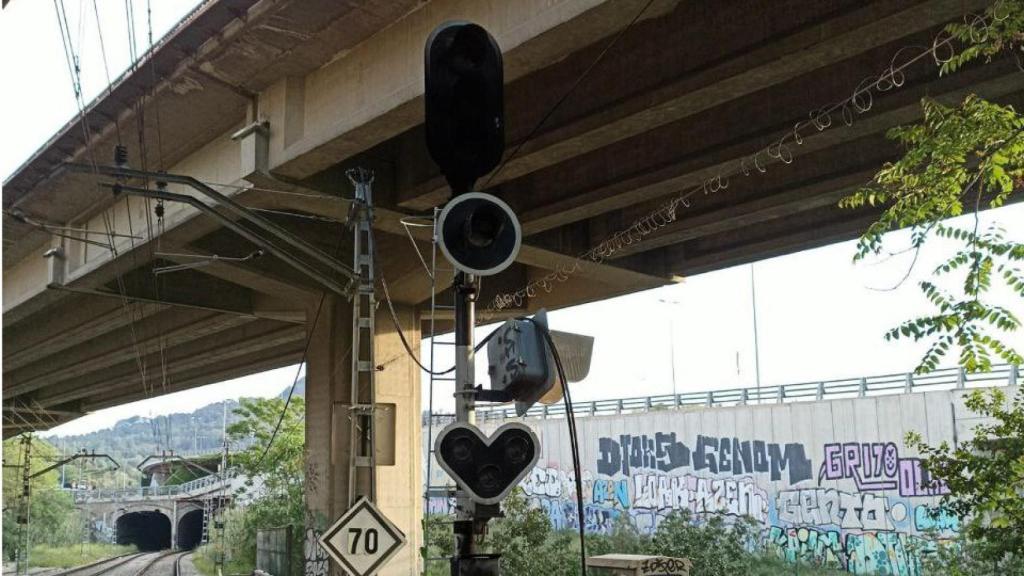 Señal en la que ha caído el cable de la LAC