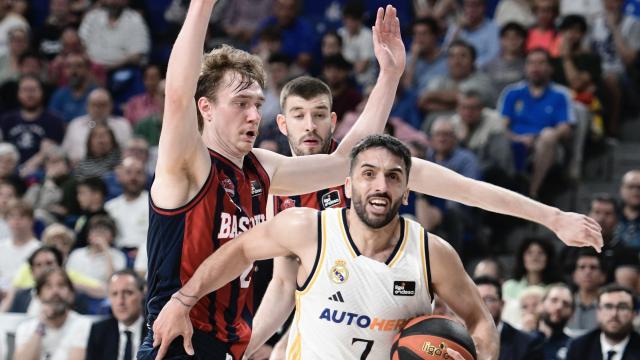 Campazzo se lleva el balón.