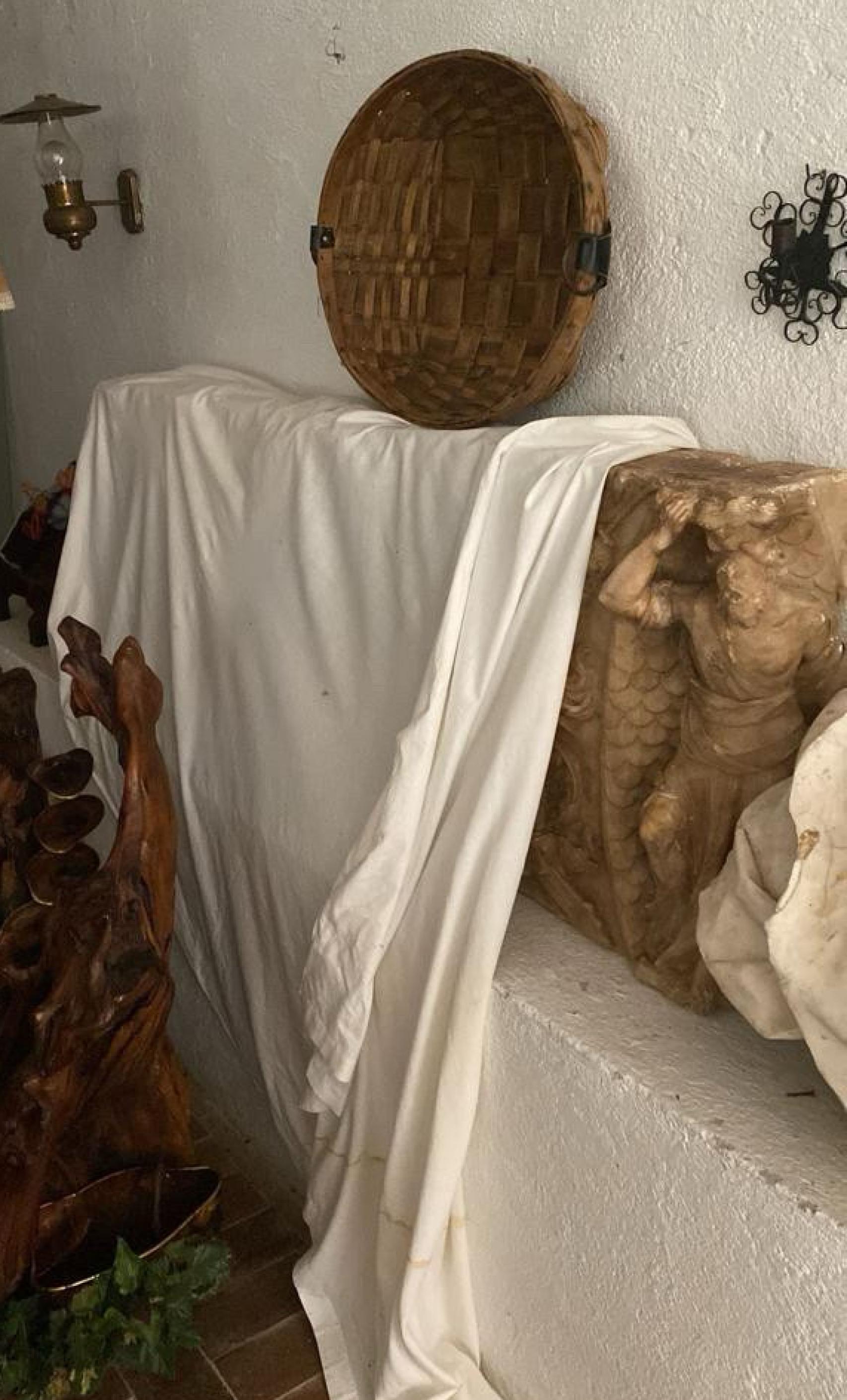Pieza del palacio del Canto del Pico antes de ser custodiada en una nave municipal de Torrelodones.