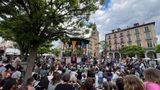 Titirimundi llena de gente las calles de Segovia