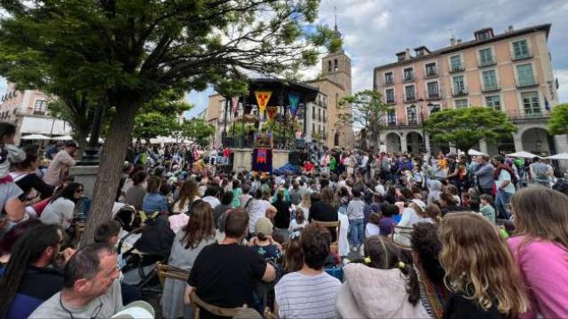 Titirimundi llena de gente las calles de Segovia