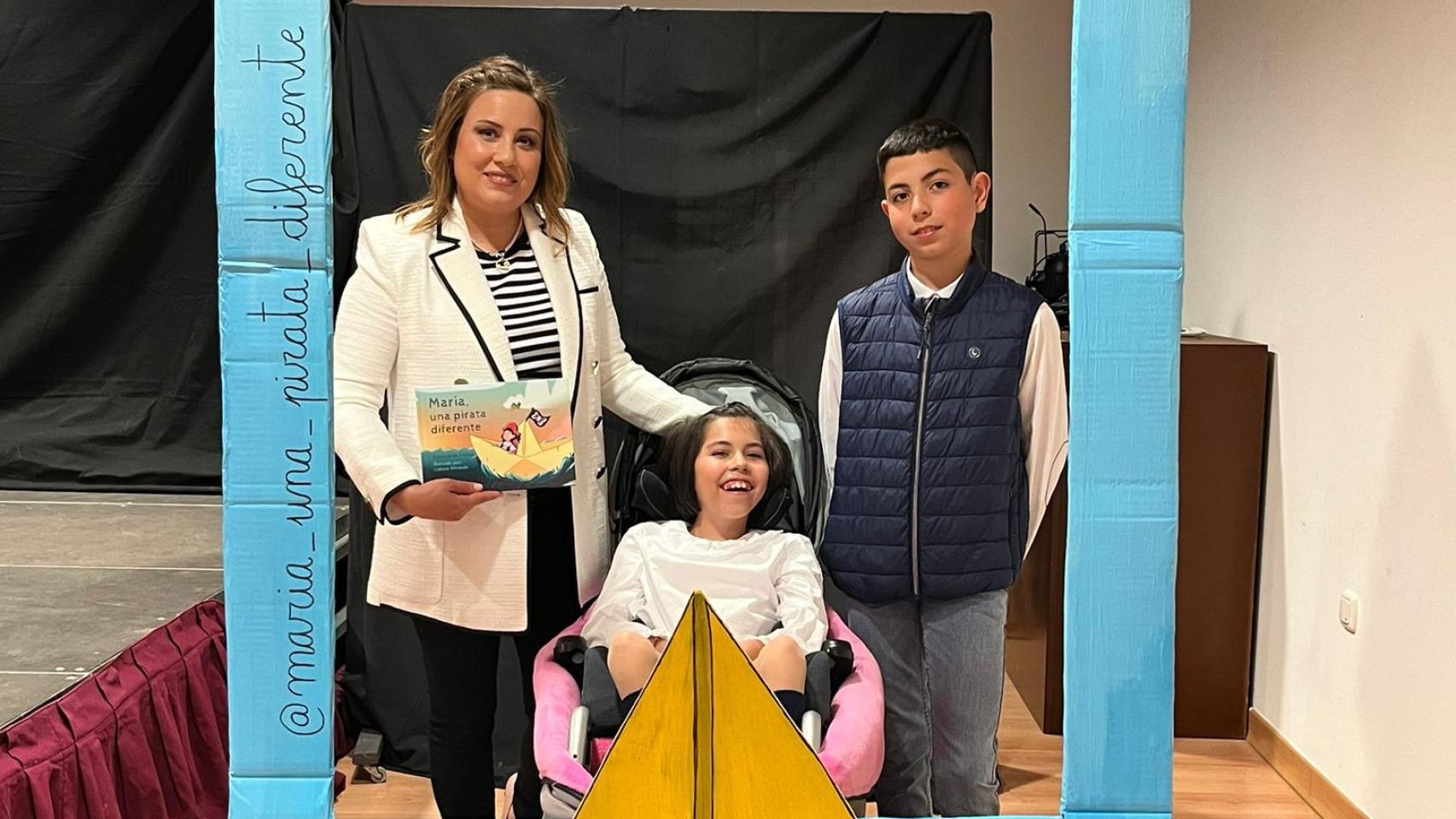 María Yuste, en el centro, junto a su madre y su hermano en la presentación del cuento
