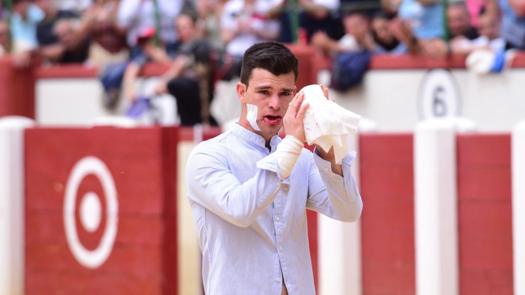 El cortador Christian Peñas tras la cogida en la plaza de toros de Valladolid