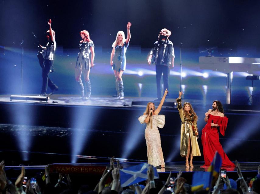 Las cantantes de Abba, frente al holograma del grupo. A su lado, Conchita Wurst.
