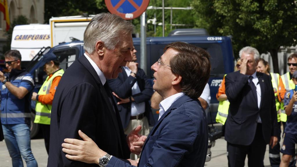 Jose Luis Martínez-Almeida recibe a Carlo Ancelotti en el Ayuntamiento de Madrid.