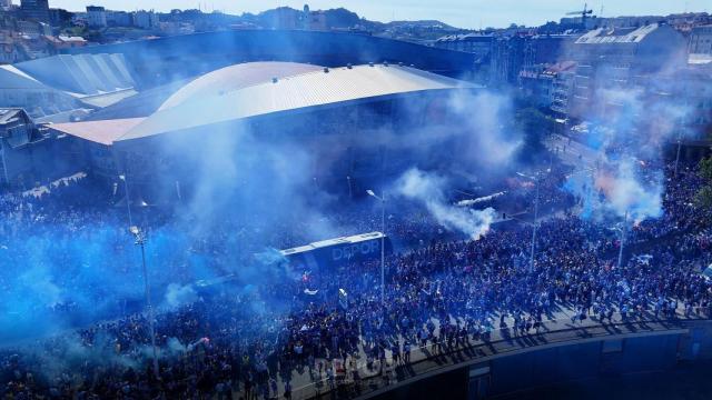 Imagen de la llegada del autobús del Deportivo a Riazor.