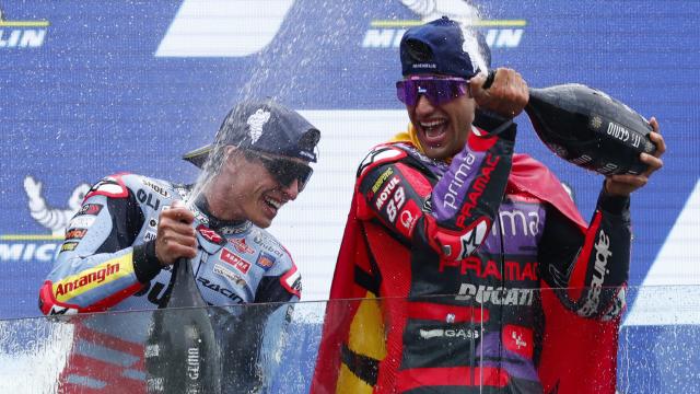 Jorge Martín y Marc Márquez celebran la primera y segunda posición, respectivamente, logradas en Le Mans.