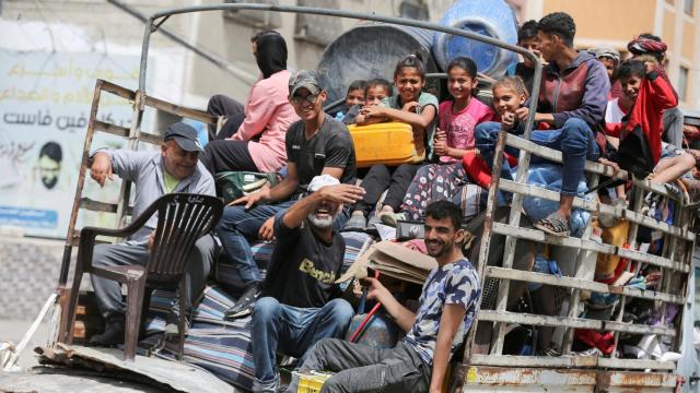 Palestinos se preparan para evacuar, después de que las fuerzas israelíes lanzaran una operación terrestre y aérea en la parte oriental de Rafah.