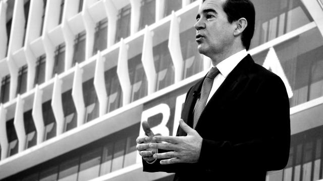 El presidente de BBVA, Carlos Torres Vila, ofrece declaraciones a los medios de comunicación antes de una Junta General de Accionistas del BBVA de 2024.